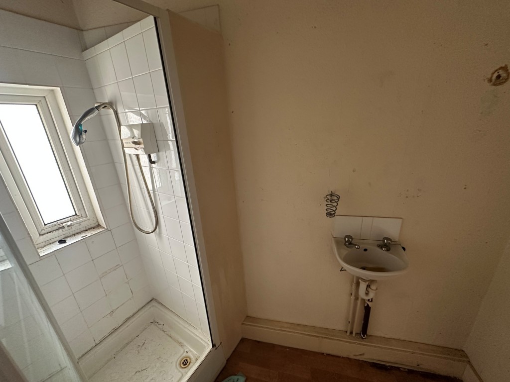 Lot: 66 - FREEHOLD MIXED USE INVESTMENT - Flat 2 Ensuite Bathroom off main bedroom